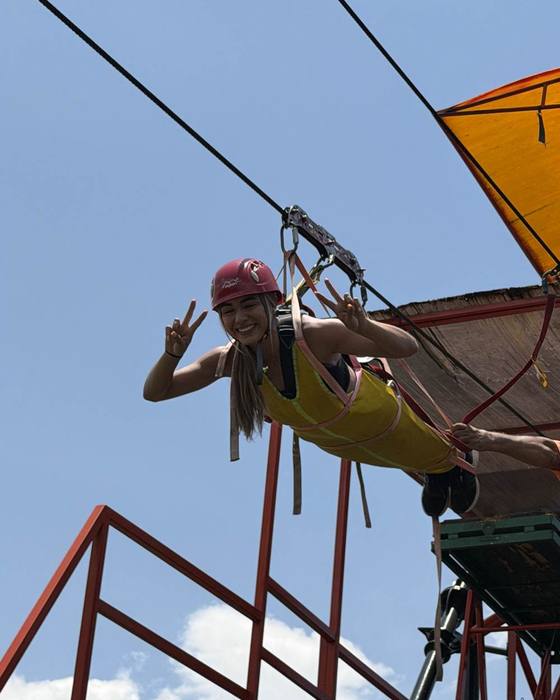 Joven sonriente haciendo canopy en Cundinamarca, turismo de aventura cerca de Bogotá