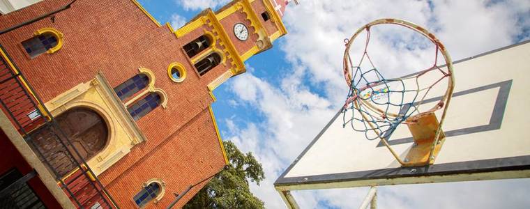 Iglesia de ladrillo y cancha de baloncesto en un municipio de Cundinamarca