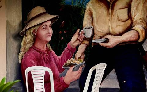Mural de una campesina que sirve café y comida típica en Cundinamarca