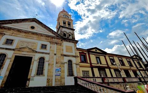 Iglesia y edificios patrimoniales en la plaza principal de un municipio de Cundinamarca